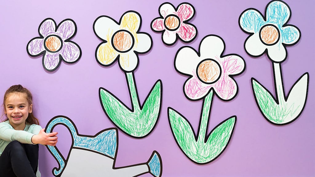 La decoración de pared coloreable y borrable de DoodleFace combina la decoración del hogar con el bricolaje.