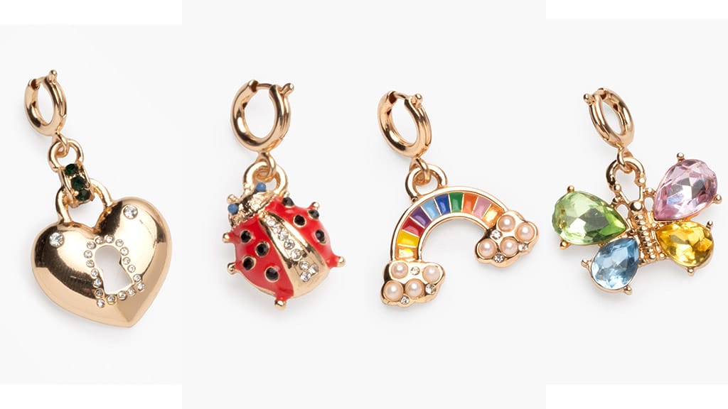 ¡Deja que tu estilo brille con las joyas de charm hechas a mano de Super Smalls!