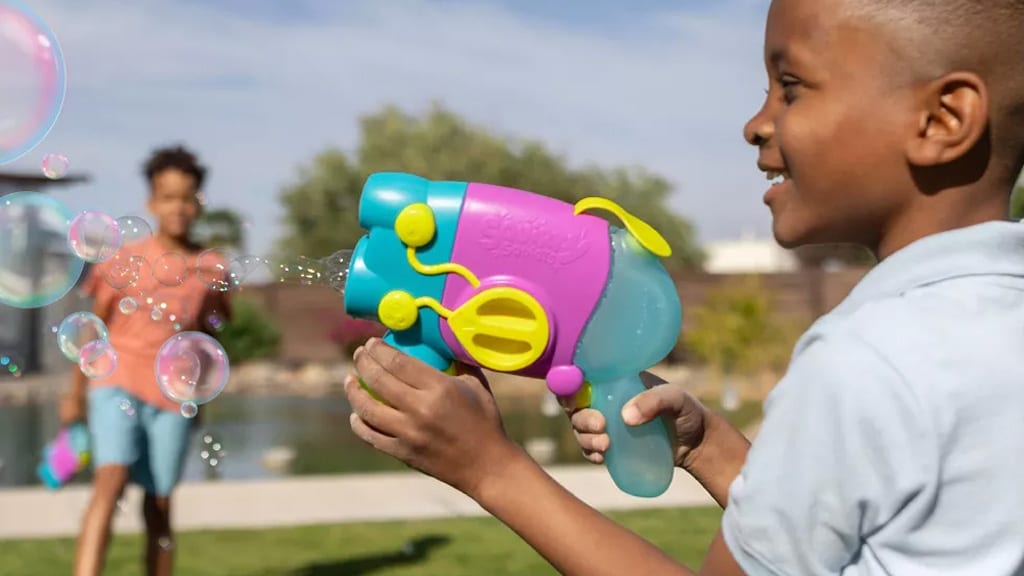Buffalo Games Chuckle & Roar Squirty Squirts 2 en 1 pistola de burbujas y pistola de agua eléctrica
