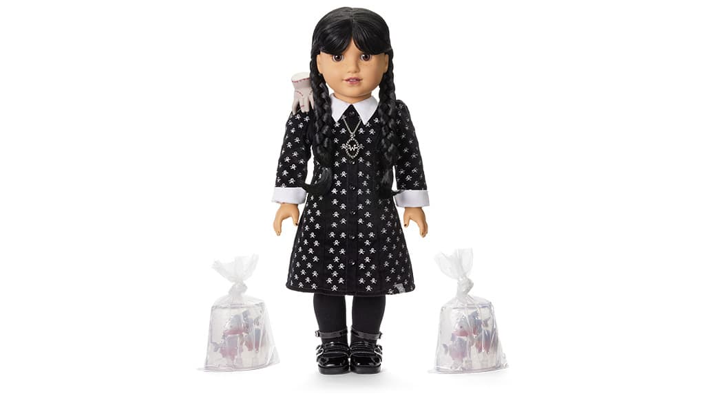 Los niños pueden unirse a la familia Addams con la última muñeca de American Girl.