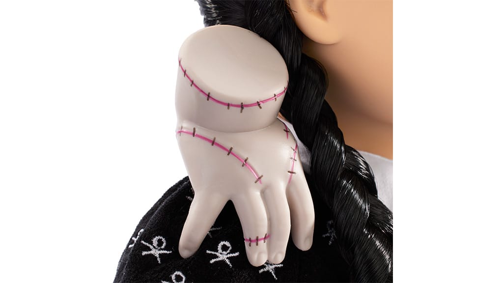 Los niños pueden unirse a la familia Addams con la última muñeca de American Girl.
