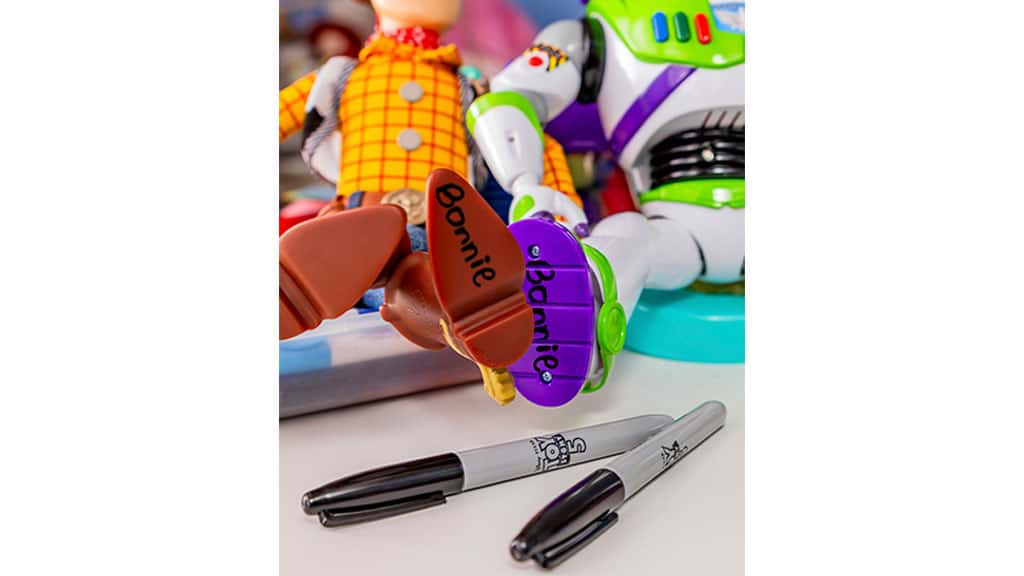 Sharpie y Elmer’s crean con los marcadores y slime conocidos de la película "Toy Story 5"