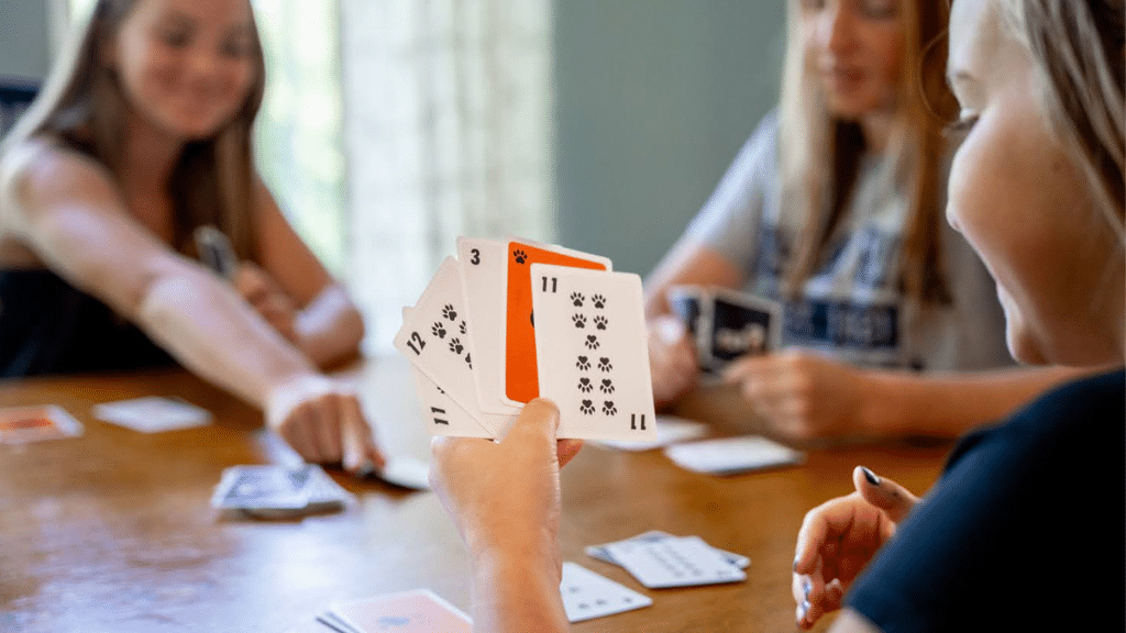 ¡Añade caos a las noches de juegos de mesa con el juego de cartas Sly3!