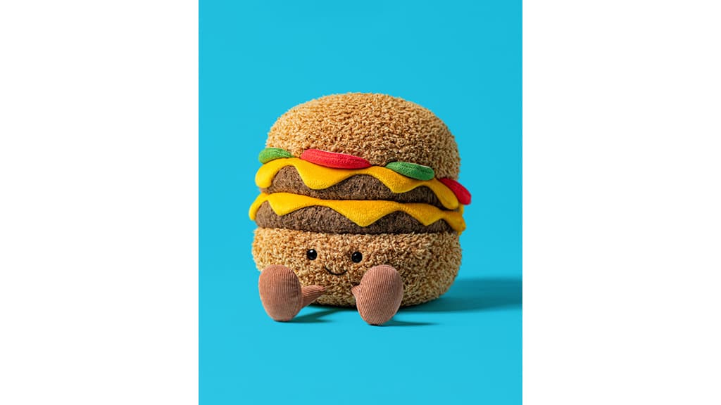 La figura de peluche frutal de Jellycat Diner se presenta con un menú