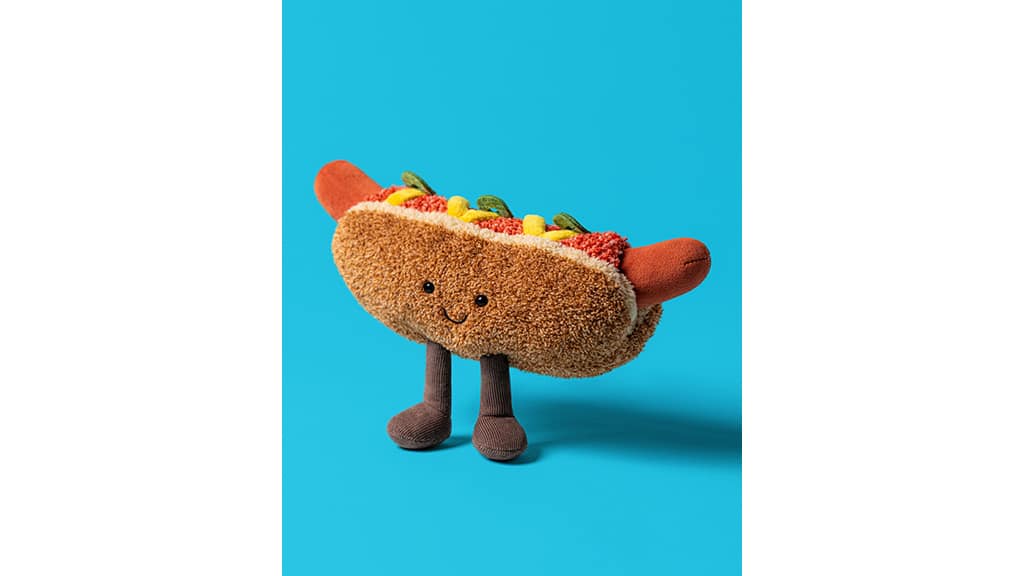 La figura de peluche frutal de Jellycat Diner se presenta con un menú