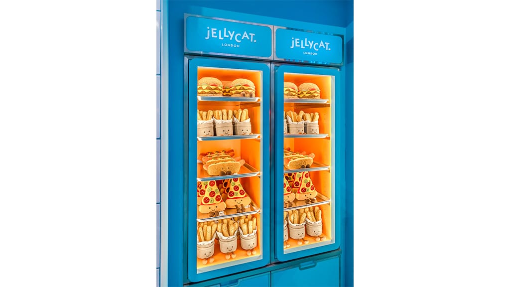La figura de peluche frutal de Jellycat Diner se presenta con un menú