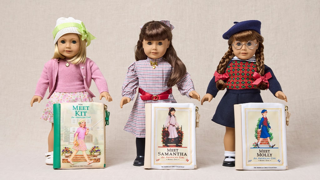 Los niños pueden combinarse con sus muñecas con estas elegantes y temáticas bolsas de American Girl