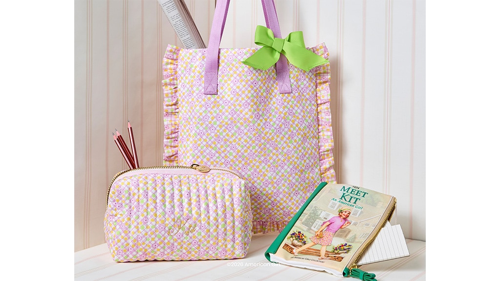 Los niños pueden combinarse con sus muñecas con estas elegantes y temáticas bolsas de American Girl