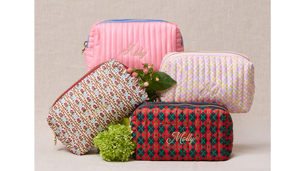 Los niños pueden combinarse con sus muñecas con estas elegantes y temáticas bolsas de American Girl