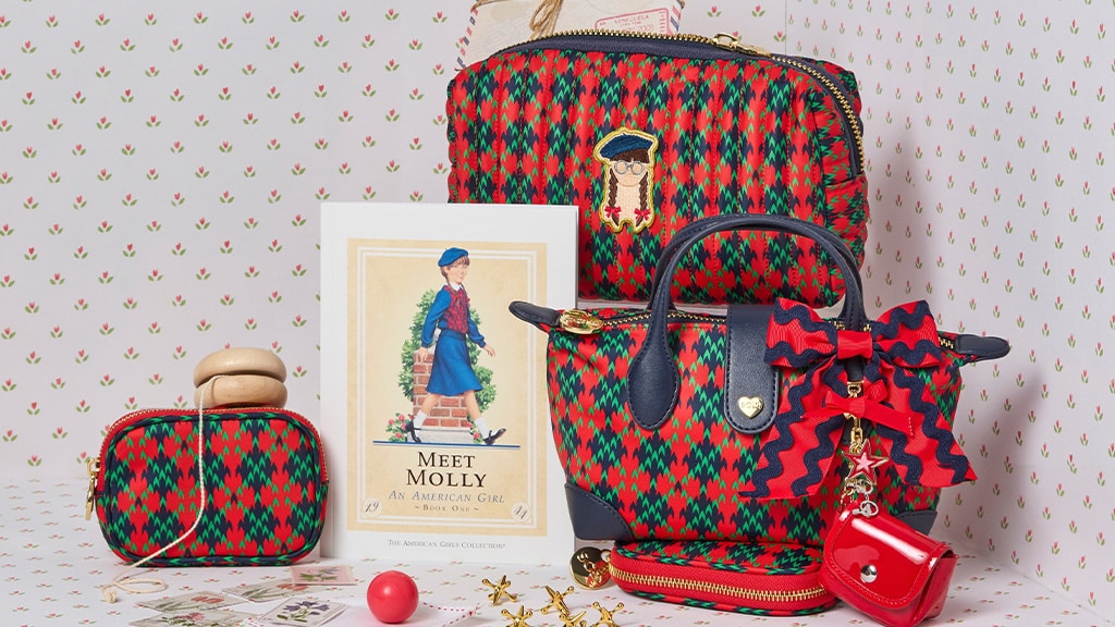 Los niños pueden combinarse con sus muñecas con estas elegantes y temáticas bolsas de American Girl