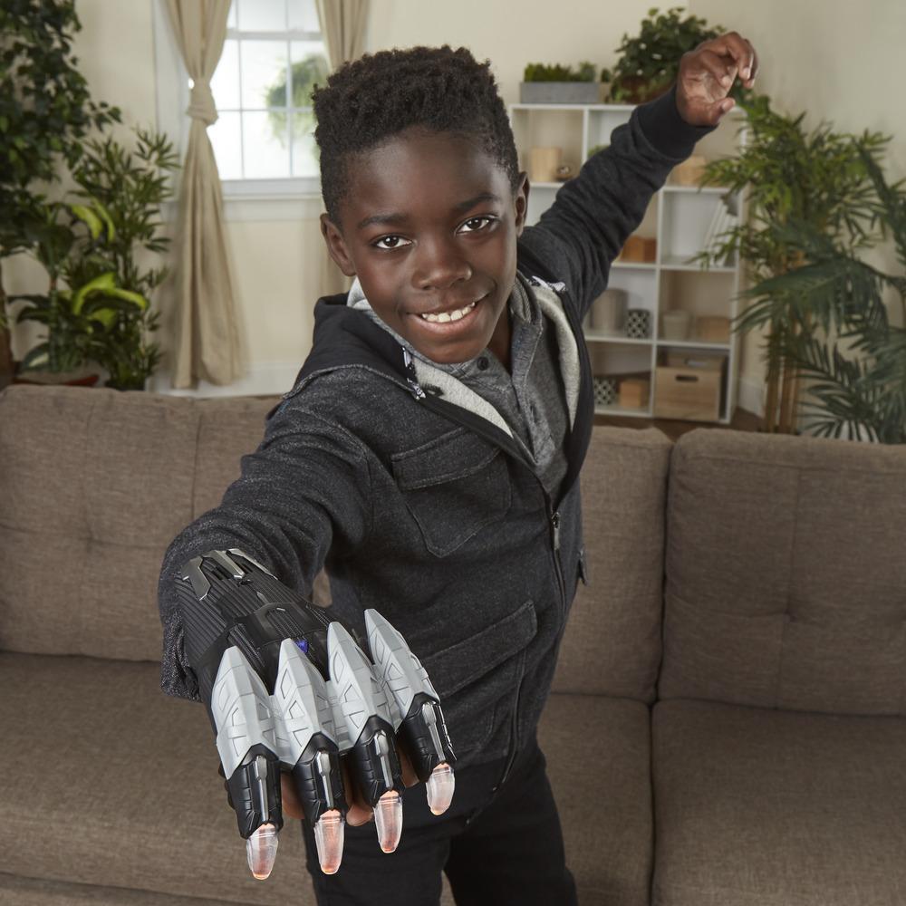 Garra de Vibranium Power FX que brilla de Pantera Negra - Hasbro