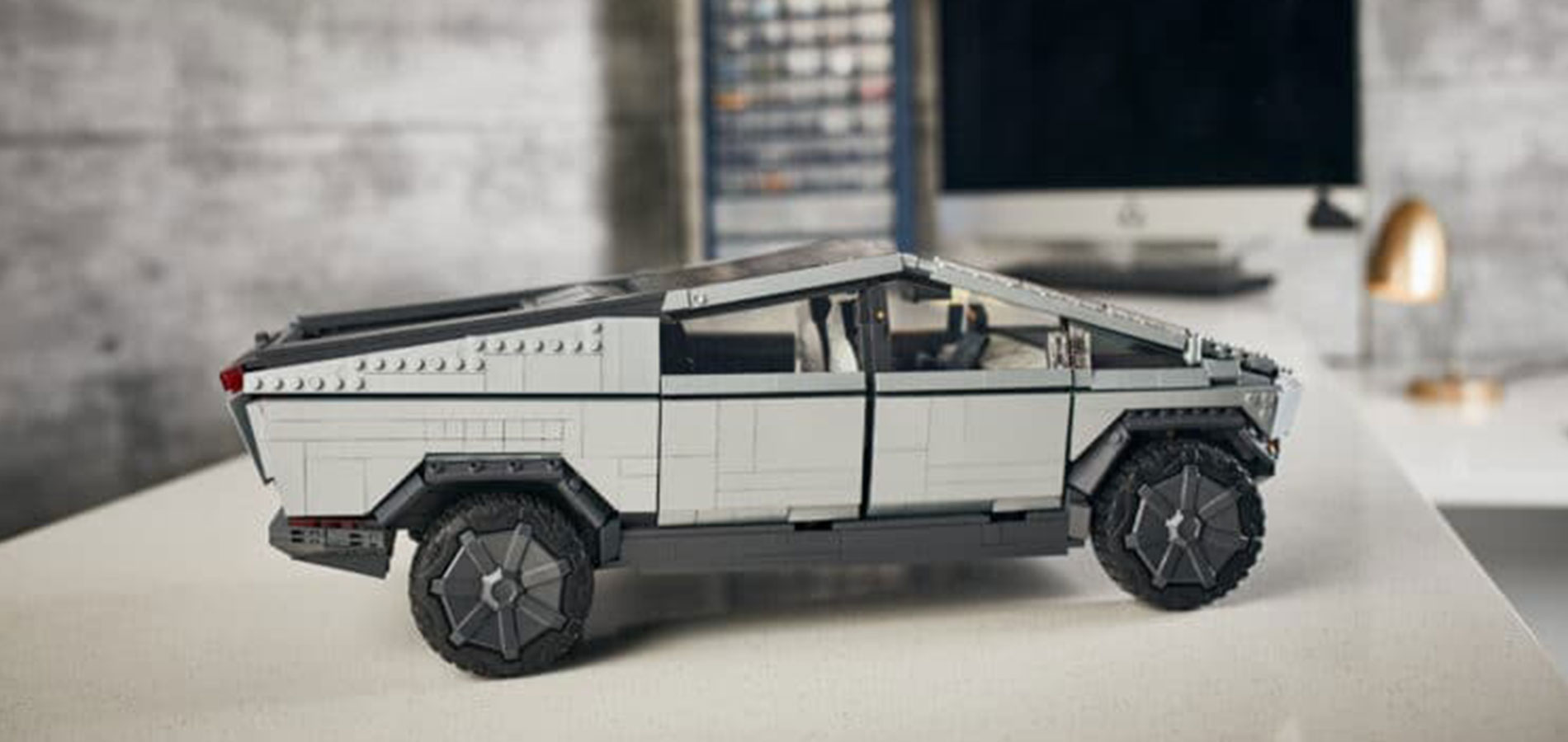 MEGA presenta el primer Cybertruck construible