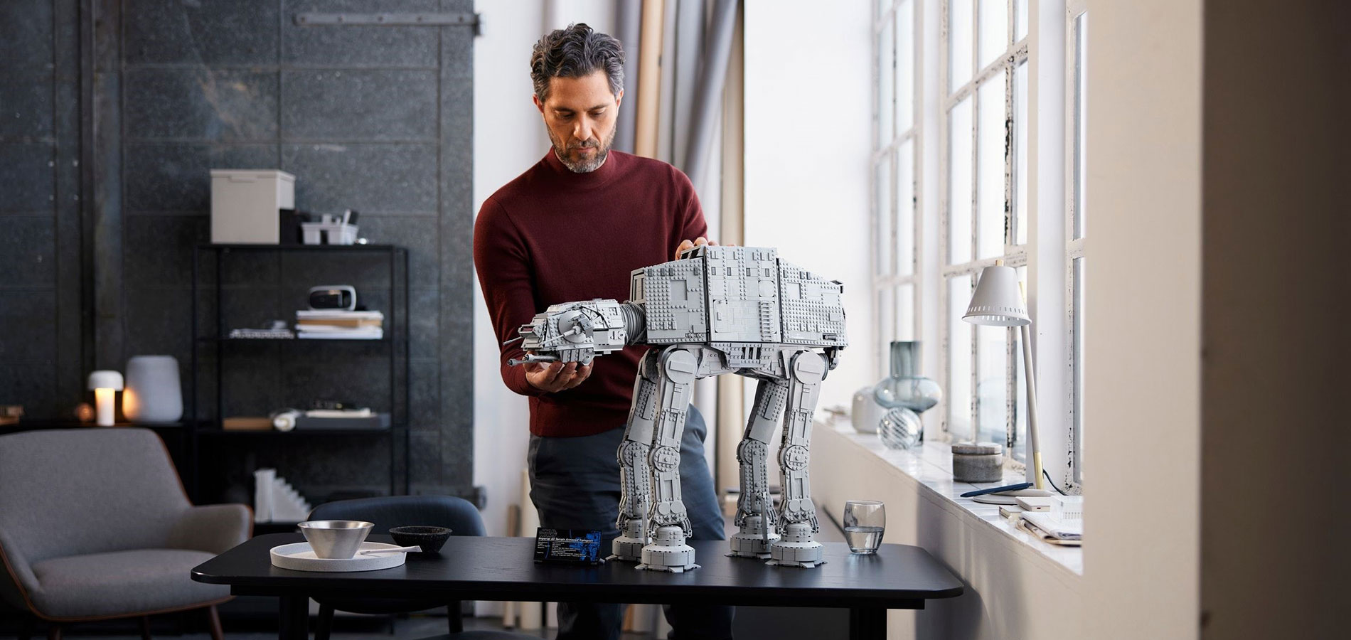 LEGO® sorprende a los fanáticos adultos con un enorme AT-AT caminante