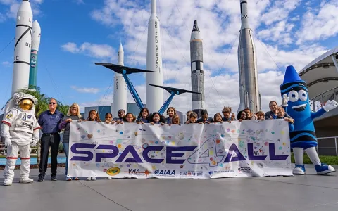 El Crayola Space4All inspira a los niños en el Centro Espacial Kennedy a alcanzar las estrellas
