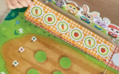 Just Play presenta juguetes de peluche y figuras de juego que hacen sonreír