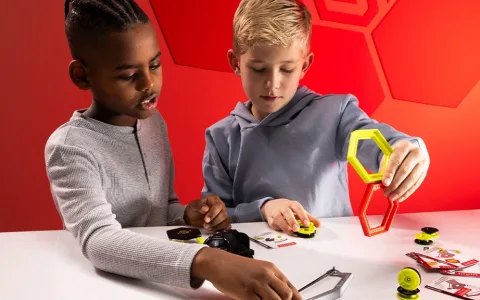 Fat Brain Toys: Parque de acrobacias con lanzador magnético
