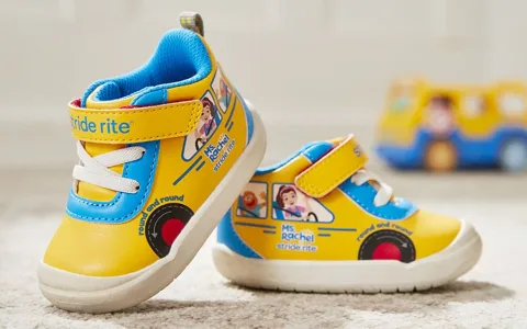 Cada paso es una experiencia de aprendizaje con la colección de zapatos Stride Rite Ms. Rachel
