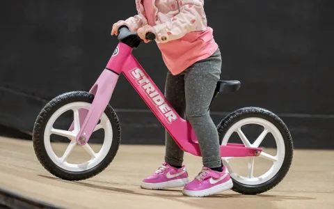 ¡Mueve a los más pequeños con la nueva bicicleta Strider Bikes 12 Comp!