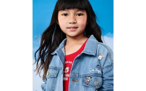 ¡Estilo a rayas estrelladas con las prendas de Old Navy Disney Mickey!