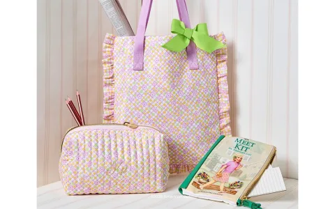 Los niños pueden combinarse con sus muñecas con estas elegantes y temáticas bolsas de American Girl