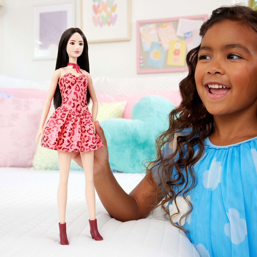 imagen de Barbie: Amigas Fashionista con cabello castaño y muñeca de moda estilosa con vestido de leopardo – Mattel 5
