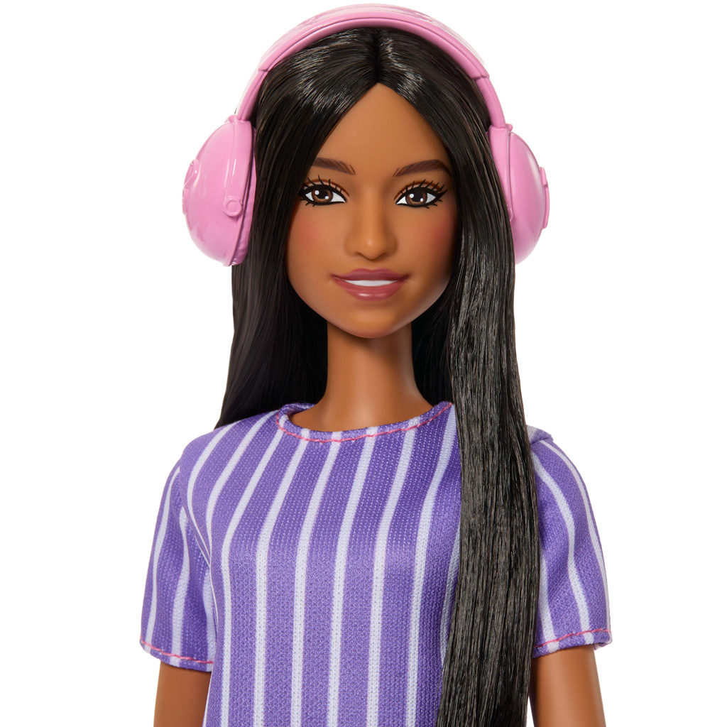 imagen de Barbie: Amigas Fashionista muñeca de moda con auriculares en vestido morado – Mattel 3