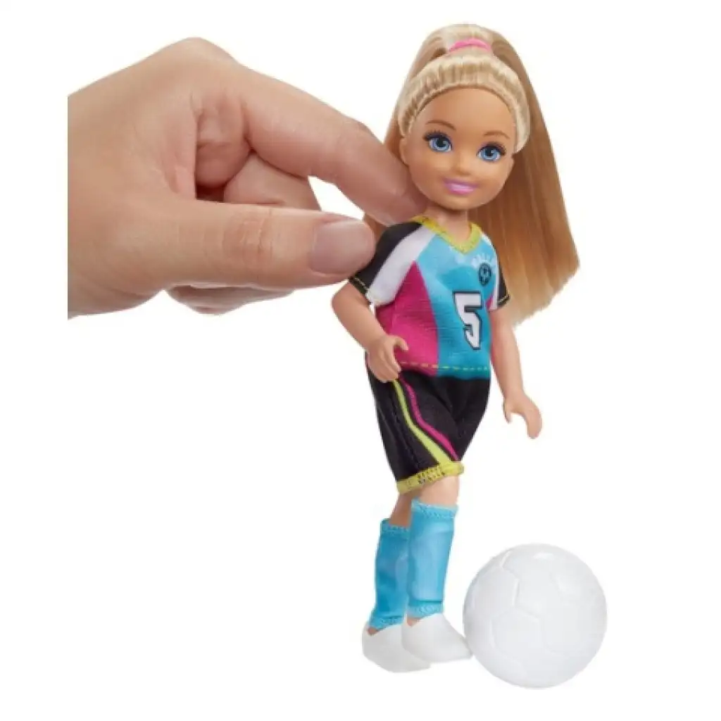 imagen de Barbie Dreamhouse Adventures: Set de juego de fútbol de Chelsea - Mattel 4