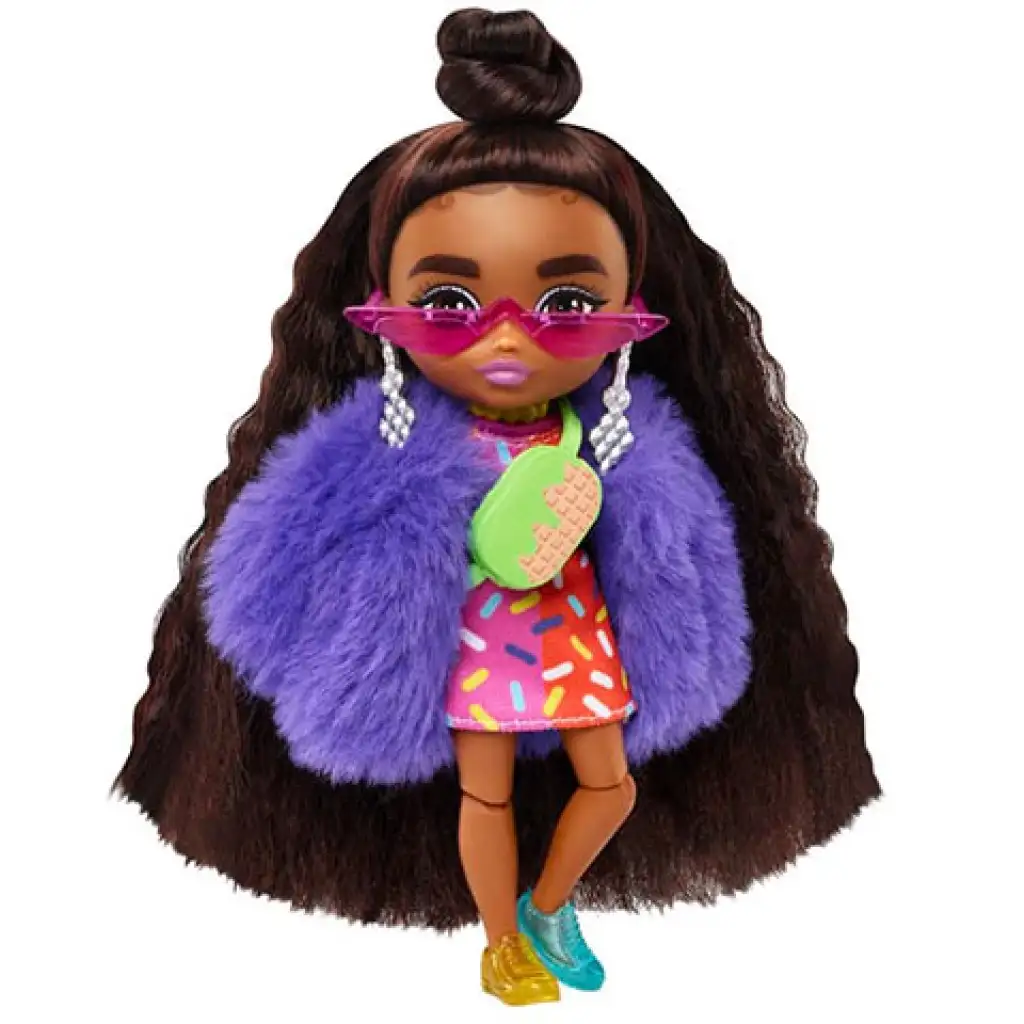 imagen de Barbie Extravagante mini muñeca con zapatos desiguales - Mattel 2