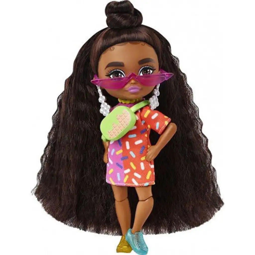 imagen de Barbie Extravagante mini muñeca con zapatos desiguales - Mattel 3