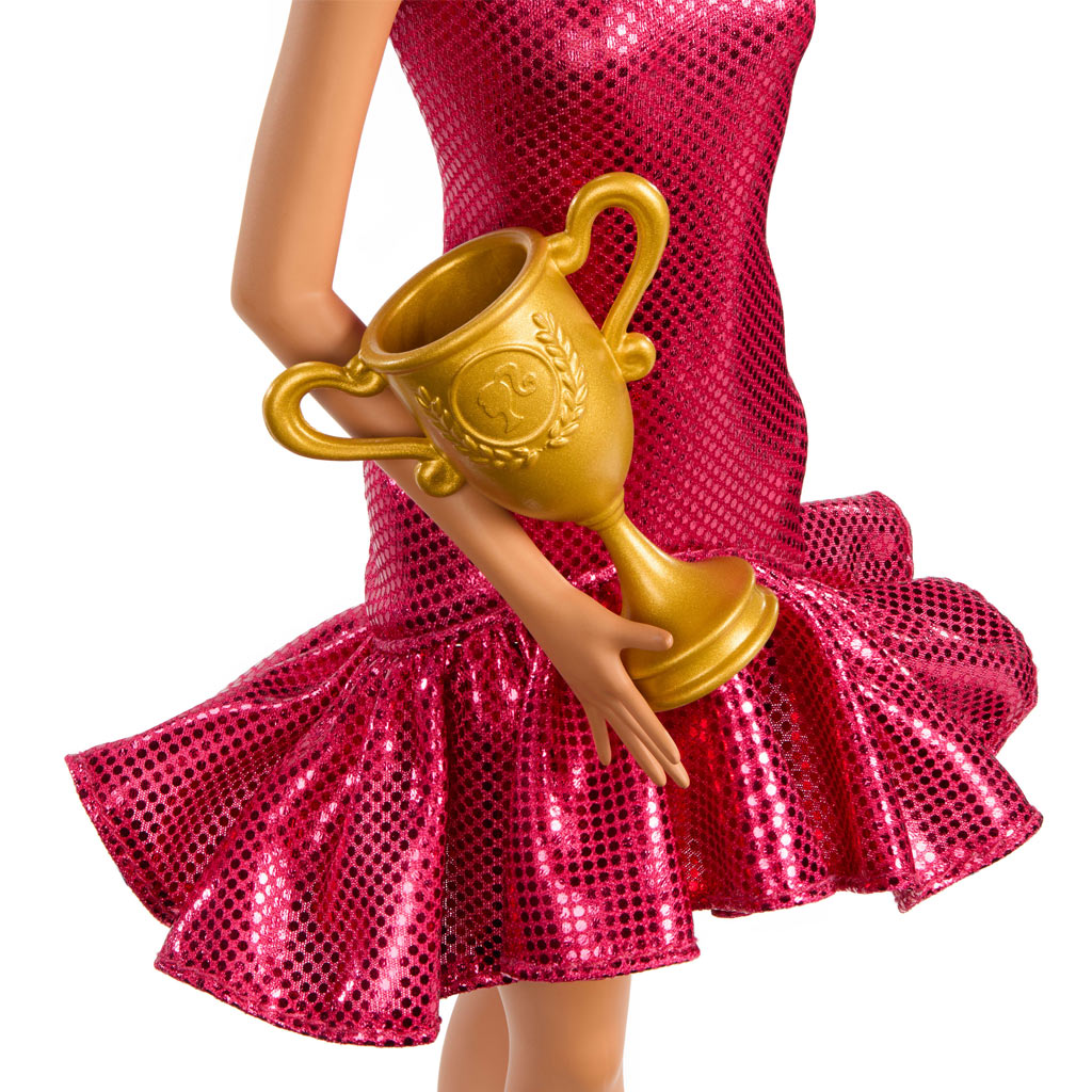 imagen de Barbie: Muñeca de carrera de baile de salón con trofeo - Mattel 3