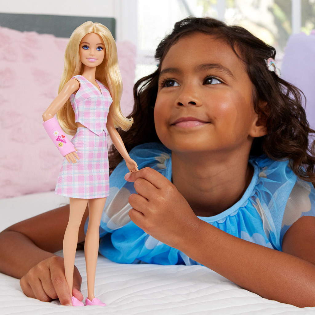 imagen de Barbie: Muñeca de moda Fashionista amigas en yeso con vestido a cuadros rosa – Mattel 5
