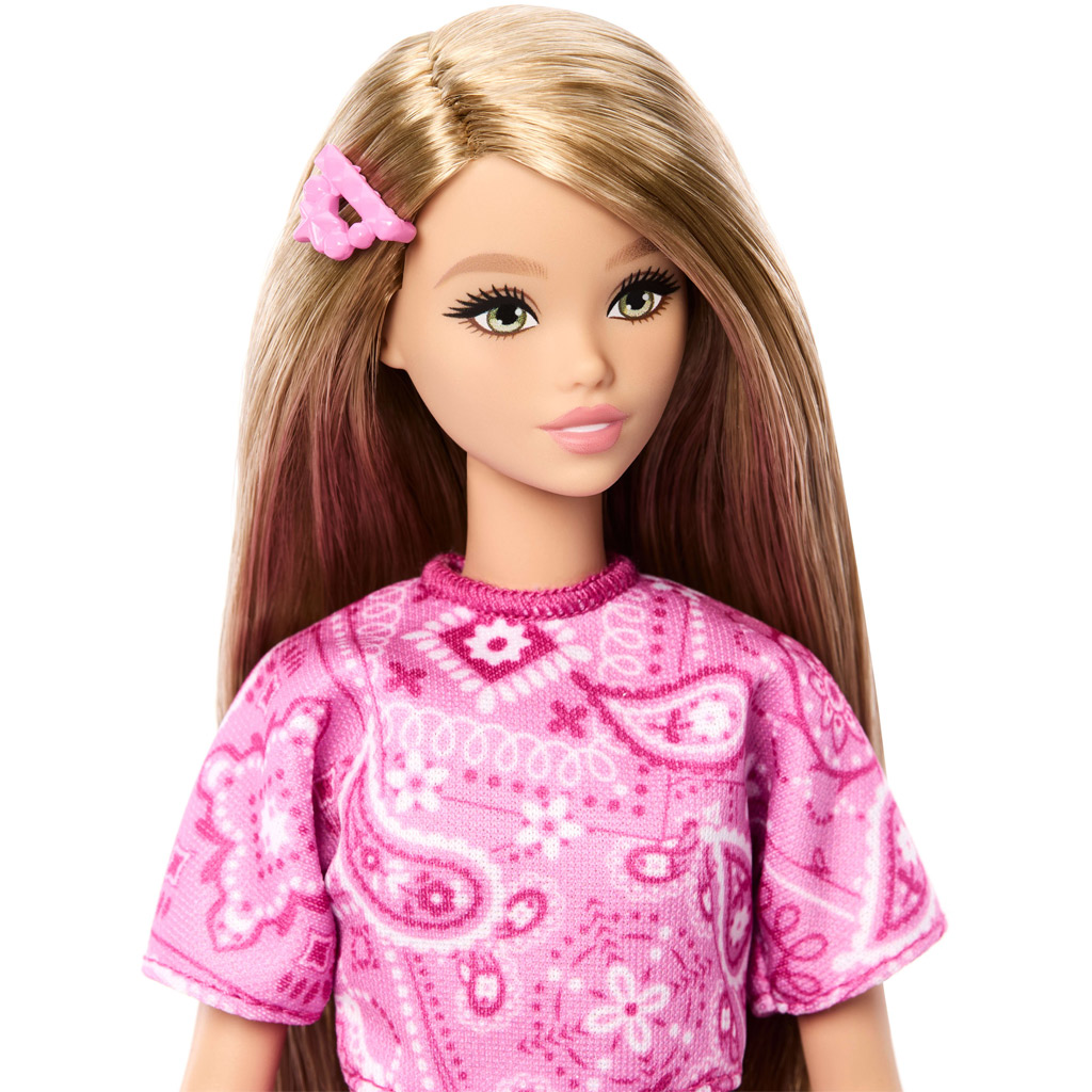 imagen de Barbie: Muñeca de moda Fashionista con amigas en vestido rosa con estampado de pañuelo - Mattel 3