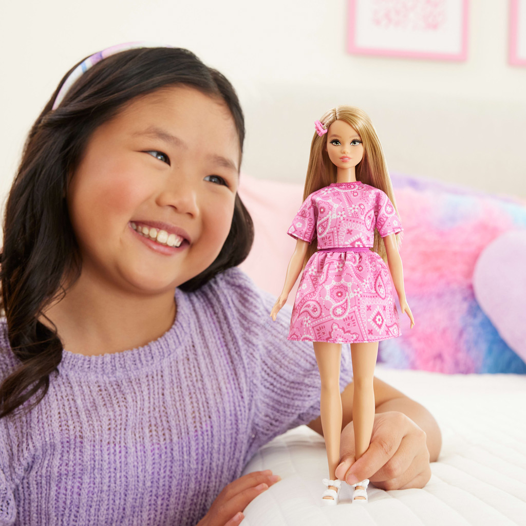 imagen de Barbie: Muñeca de moda Fashionista con amigas en vestido rosa con estampado de pañuelo - Mattel 4