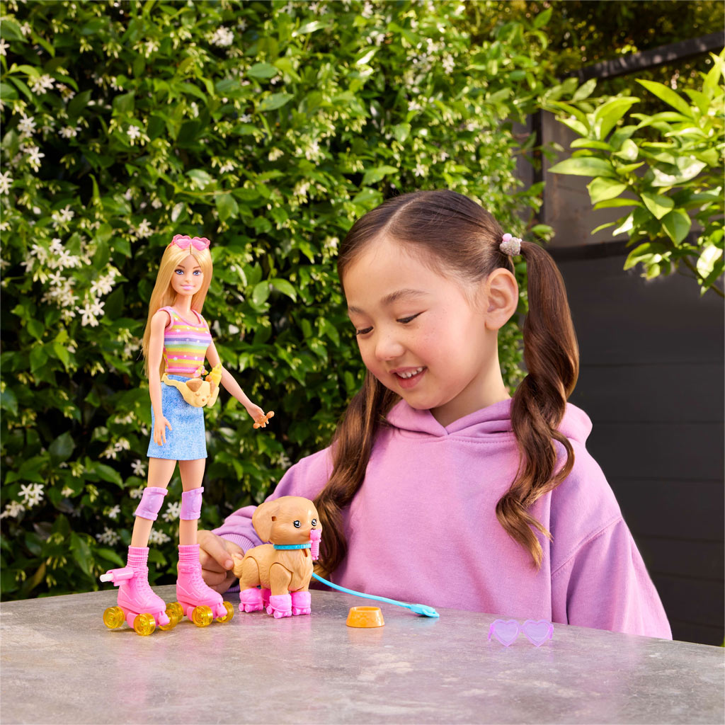 imagen de Barbie Paseadora de Perros Con Patines - Muñeca Rubia - Mattel 3