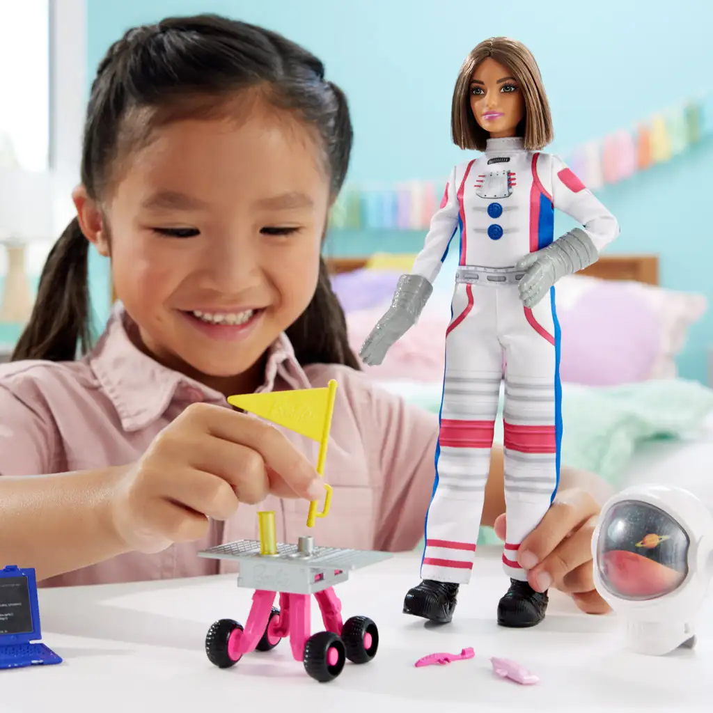 imagen de Barbie: Set de juego de carrera del 65.º aniversario - Muñeca astronauta con accesorios - Mattel 5