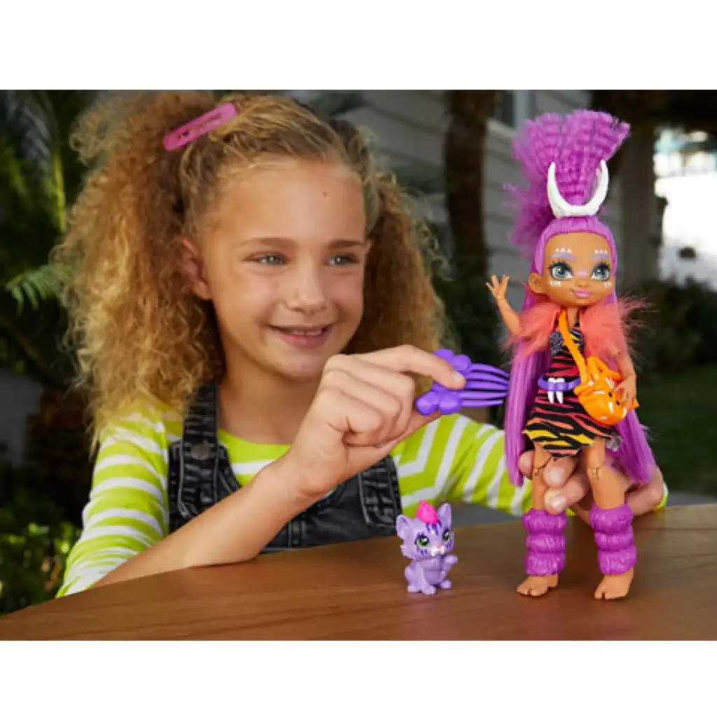 imagen de Cave Club: Set de juego Roaralai con el dinosaurio Ferell - Mattel 4