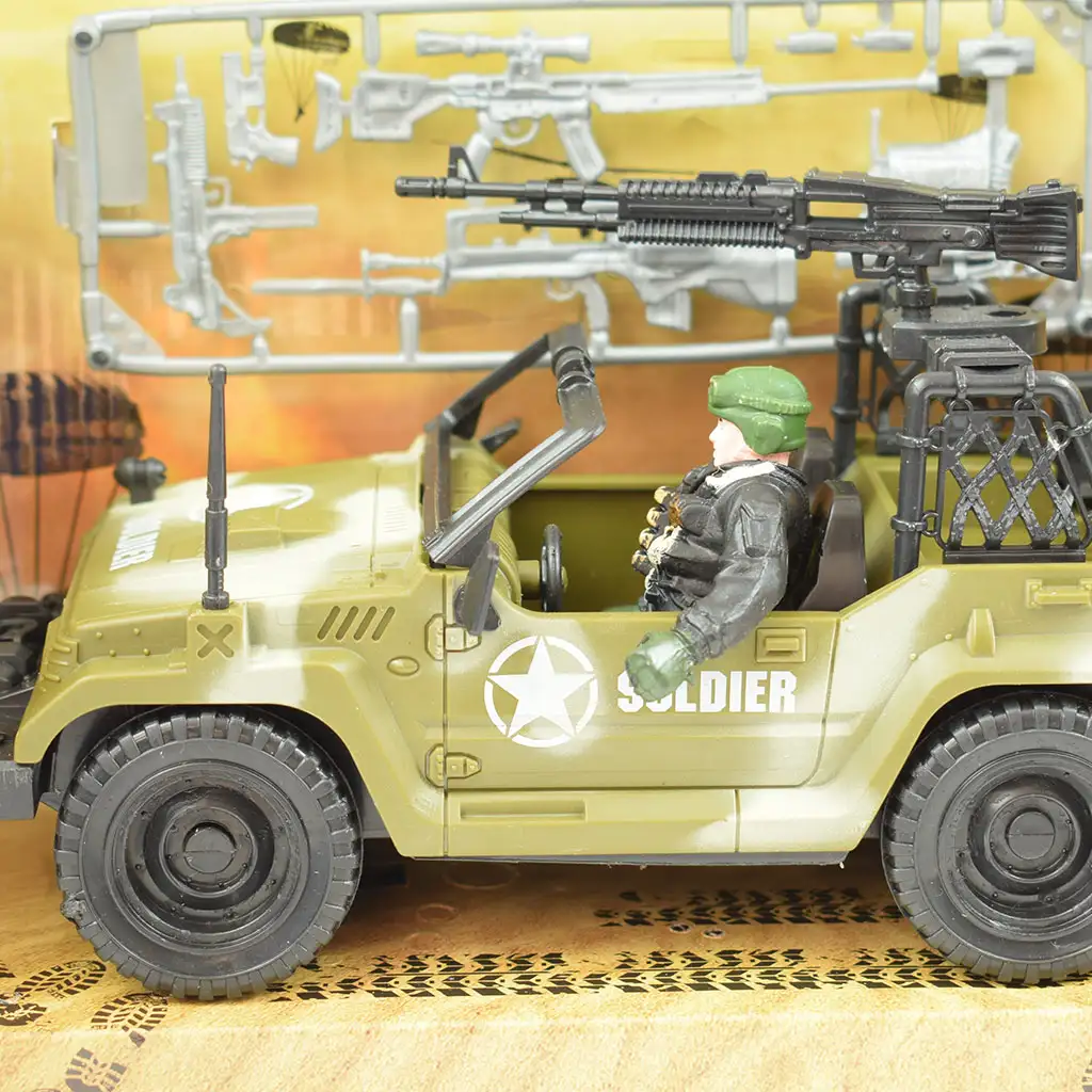 imagen de Combat Force 9: Vehículo militar todoterreno con soldado y armas 22cm 3