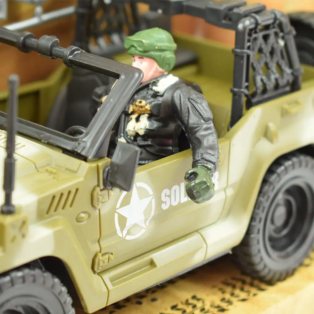 imagen de Combat Force 9: Vehículo militar todoterreno con soldado y armas 22cm 4