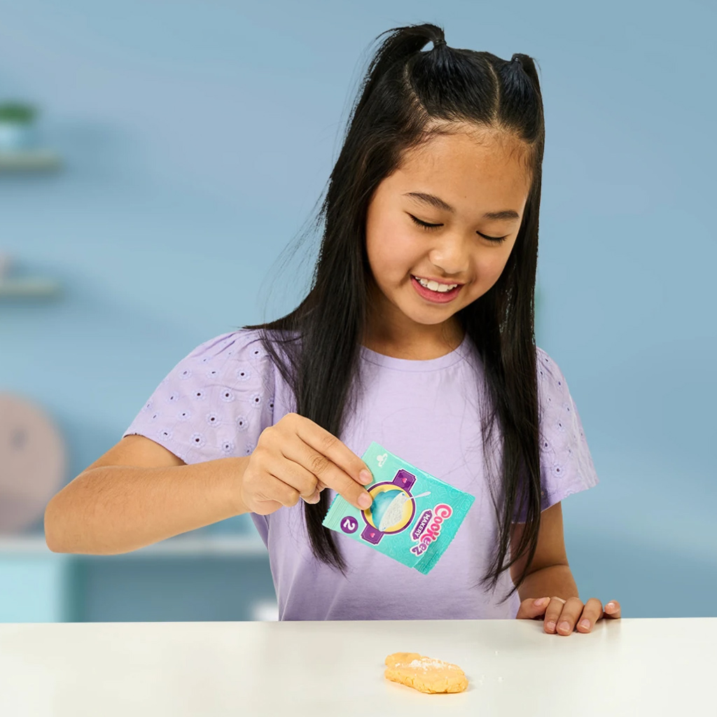 imagen de COOKEEZ Makery: Pequeño set de juego de horno con sorpresa de peluche 6