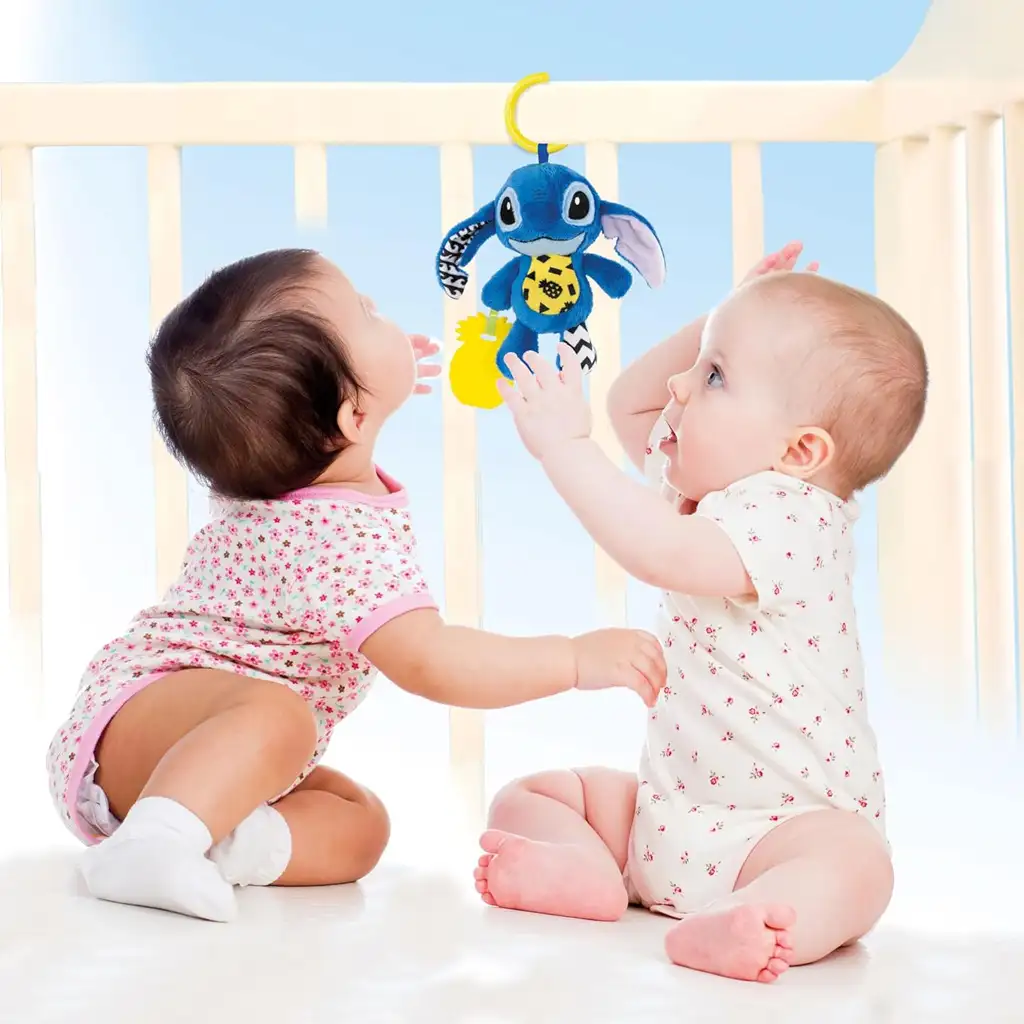 imagen de Disney Stitch suave sonajero juguete para bebés - Clementoni 3