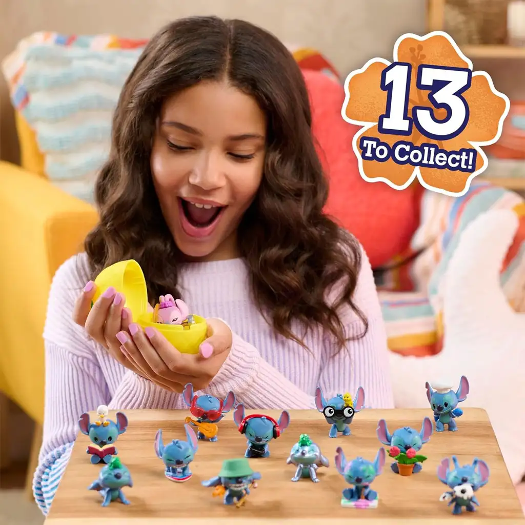 imagen de Figura sorpresa mini de Disney Stitch en cápsula con forma de piña serie 4 1ud 4