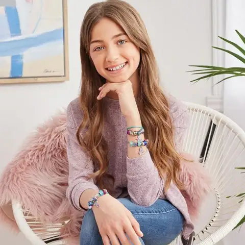 imagen de ¡Hazlo real! Set de creación de pulseras con medallas de cristal en azul claro 6