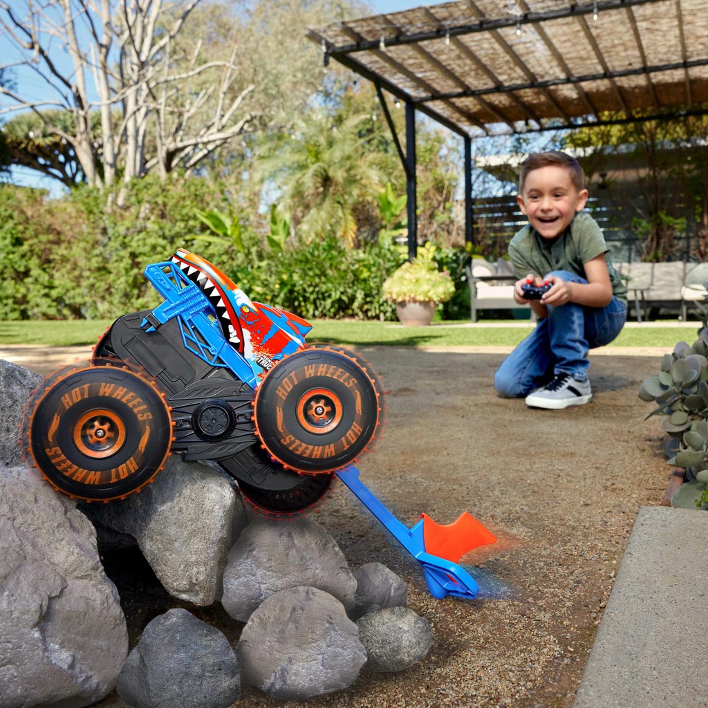imagen de Hot Wheels Monster Trucks: Mega Tiger Shark RC coche teledirigido - Mattel 3