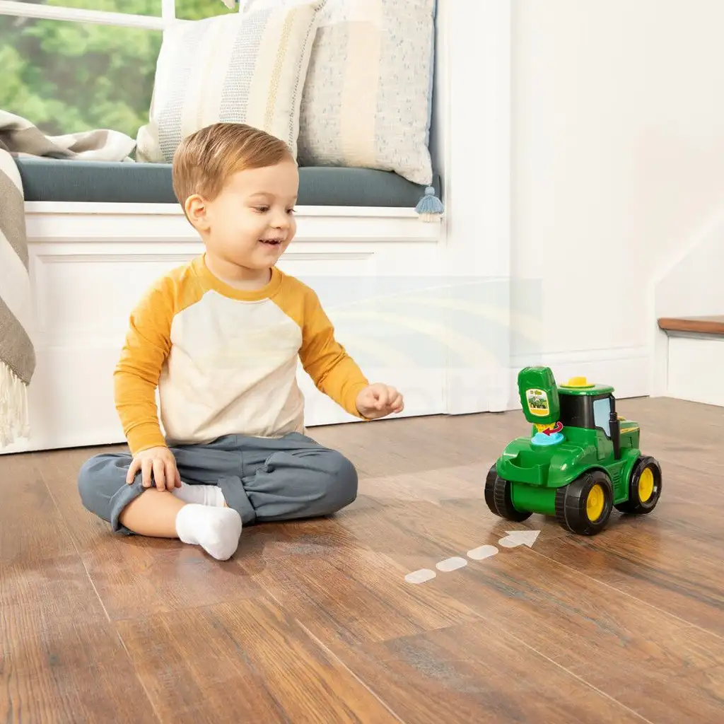 imagen de John Deere: Key 'n Go Johnny tractor con llave de arranque y función de movimiento 5