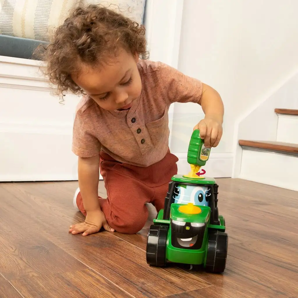imagen de John Deere: Key 'n Go Johnny tractor con llave de arranque y función de movimiento 6