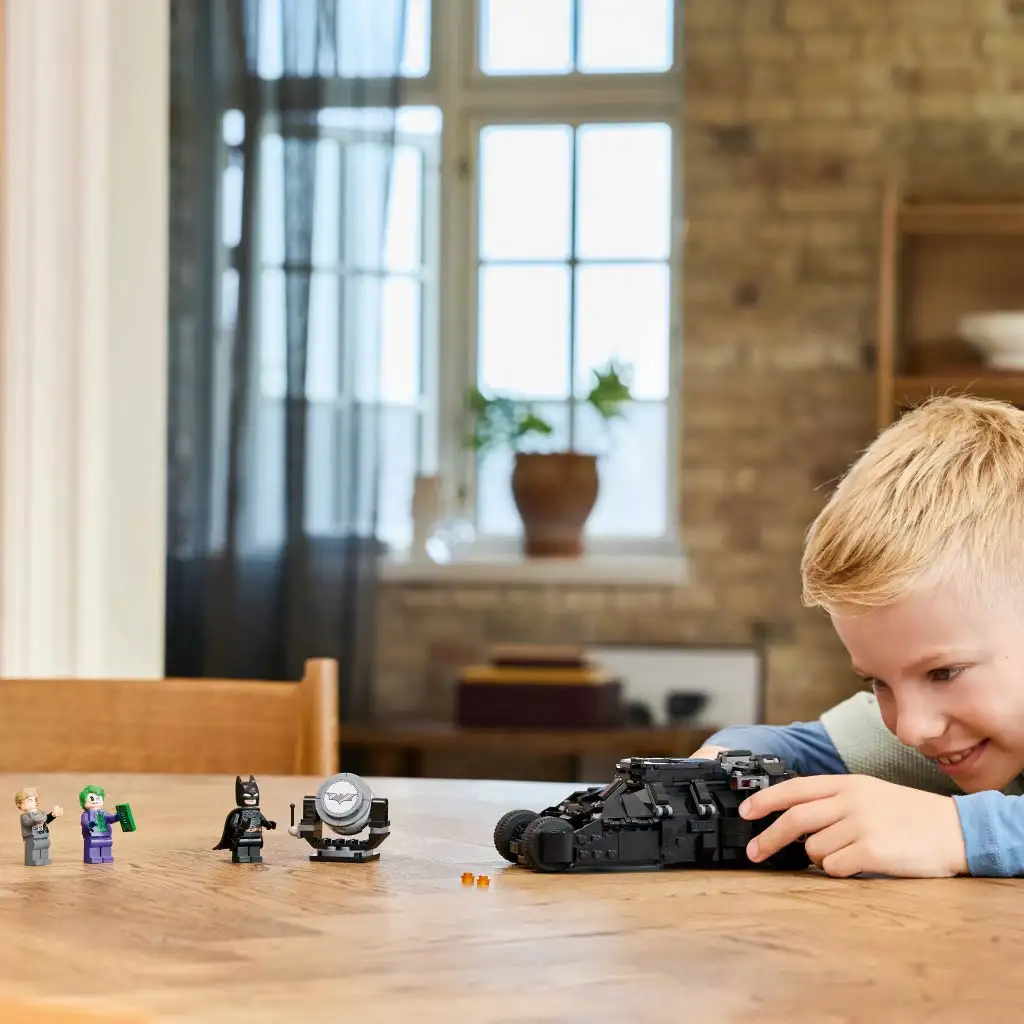 imagen de LEGO® Batman: Batman™ Tumbler vs. Dos Caras™ y Joker™ (76303) 4