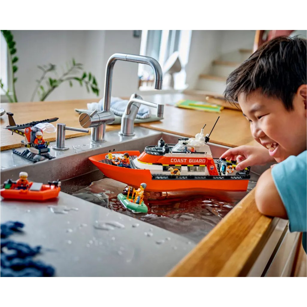 imagen de LEGO® City: Barco de rescate y helicóptero de la policía fluvial (60504) 4