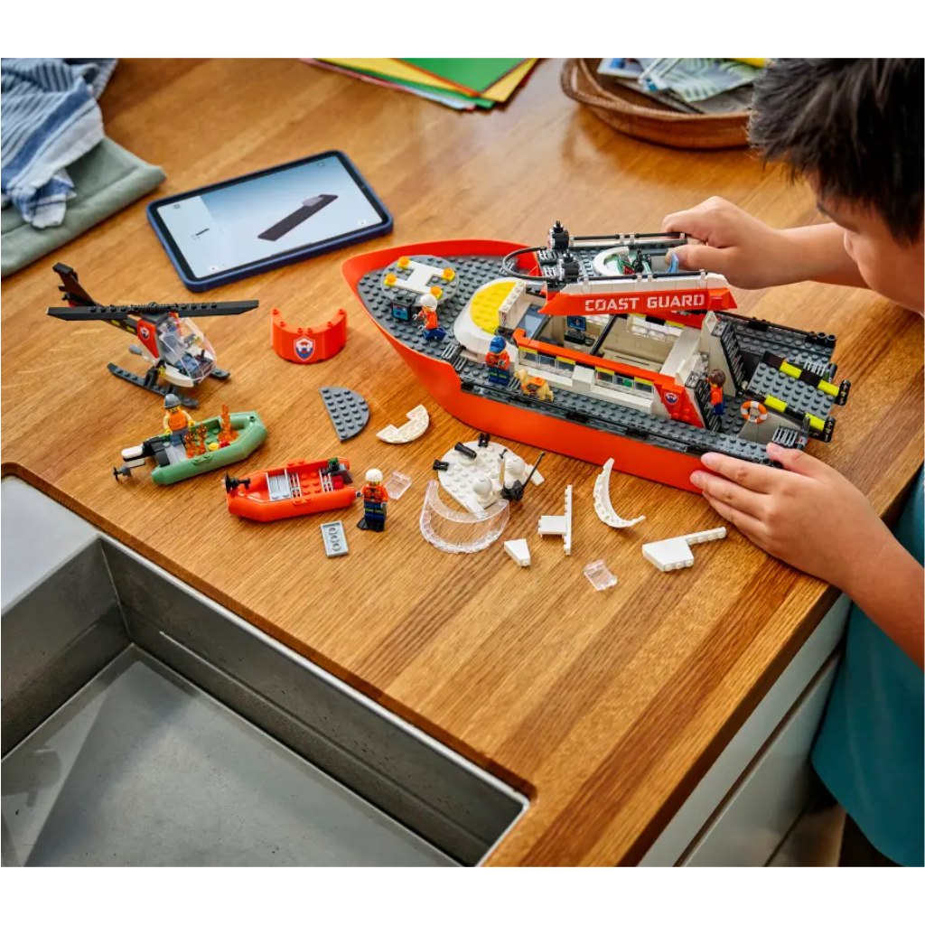 imagen de LEGO® City: Barco de rescate y helicóptero de la policía fluvial (60504) 5