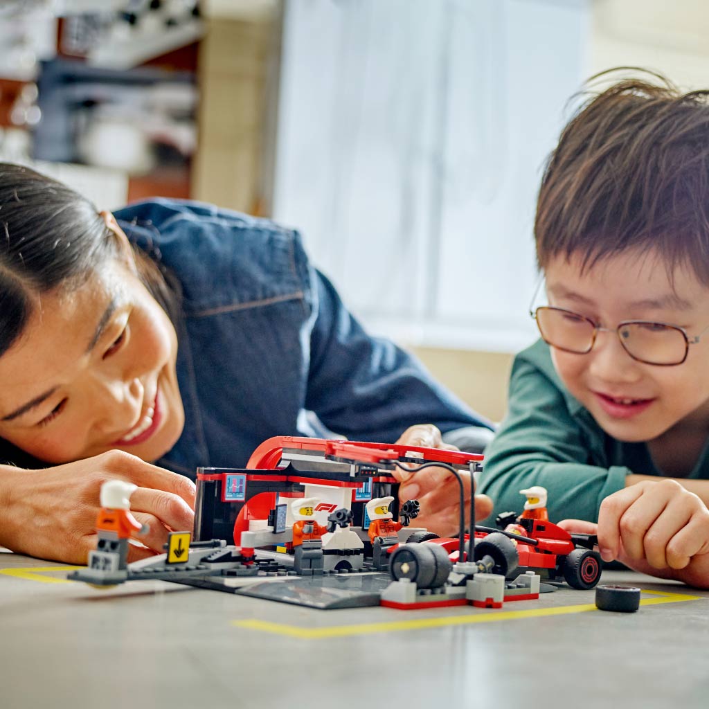 imagen de LEGO® City: Box pit F1® y personal, con coche Ferrari (60443) 3