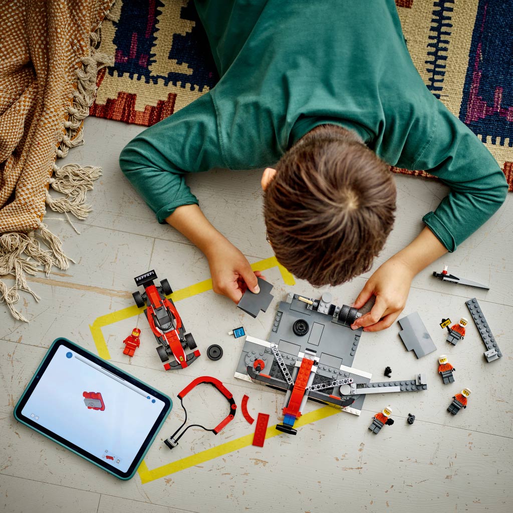 imagen de LEGO® City: Box pit F1® y personal, con coche Ferrari (60443) 4